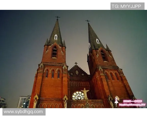 足球明星在教堂的信仰之旅与人生启示探讨